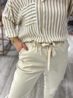 CALÇA DE CINTURA ALTA COM CINTO ÀS RISCAS BEGE PONTO CHIC - Image 5