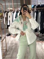 CAMISA BRANCA CRUZADA NA FRENTE E OMBREIRAS PONTO CHIC - Image 2