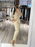 CALÇA DE CINTURA ALTA COM CINTO ÀS RISCAS BEGE PONTO CHIC - Image 3