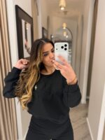 CAMISOLA PRETA COM APLICAÇÃO FLORAL EM RELEVO PONTO CHIC