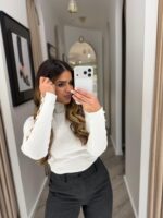 CAMISOLA CANELADA BRANCA COM GOLA ALTA E DETALHE NAS MANGAS PONTO CHIC