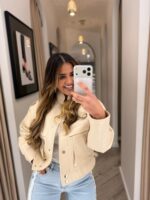 CASACO CURTO EM EFEITO PELE BEGE COM BOTÕES PONTO CHIC