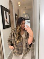 CASACO/CAPA TAUPE EM PÊLO COM FECHO PONTO CHIC - Image 3