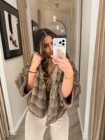 CASACO/CAPA TAUPE EM PÊLO COM FECHO PONTO CHIC