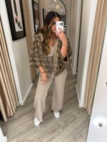 CASACO/CAPA TAUPE EM PÊLO COM FECHO PONTO CHIC - Image 2