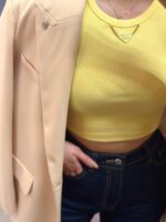 TOP CANELADO AMARELO COM APLICAÇÃO DOURADA LANÇA PERFUME - Image 2