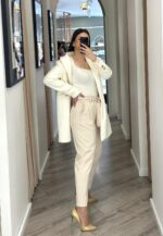 CALÇA DE CINTURA ALTA COM CINTO ÀS RISCAS BEGE PONTO CHIC - Image 2