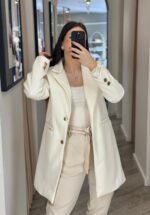 CASACO CRU COM LAPELA CLÁSSICA E BOTÕES DOURADOS PONTO CHIC