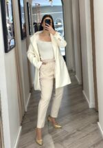 CALÇA DE CINTURA ALTA COM CINTO ÀS RISCAS BEGE PONTO CHIC