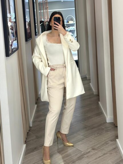 CALÇA DE CINTURA ALTA COM CINTO ÀS RISCAS BEGE PONTO CHIC