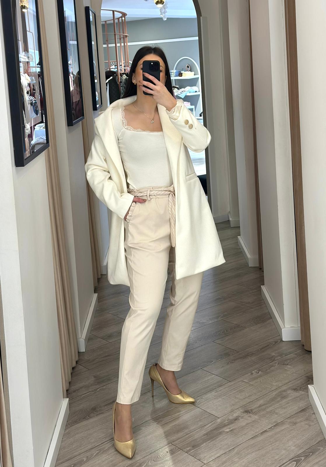 WhatsApp Image 2026-01-24 at 12.45.51 (1) CALÇA DE CINTURA ALTA COM CINTO ÀS RISCAS BEGE PONTO CHIC - Image 1