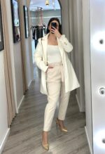 CASACO CRU COM LAPELA CLÁSSICA E BOTÕES DOURADOS PONTO CHIC - Image 3