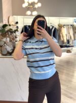 POLO DE MALHA AZUL COM RISCAS EM TONS SUAVES PONTO CHIC - Image 4