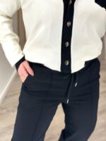 CALÇA PRETA COM CINTURA ELÁSTICA E CORDÃO PONTO CHIC - Image 2