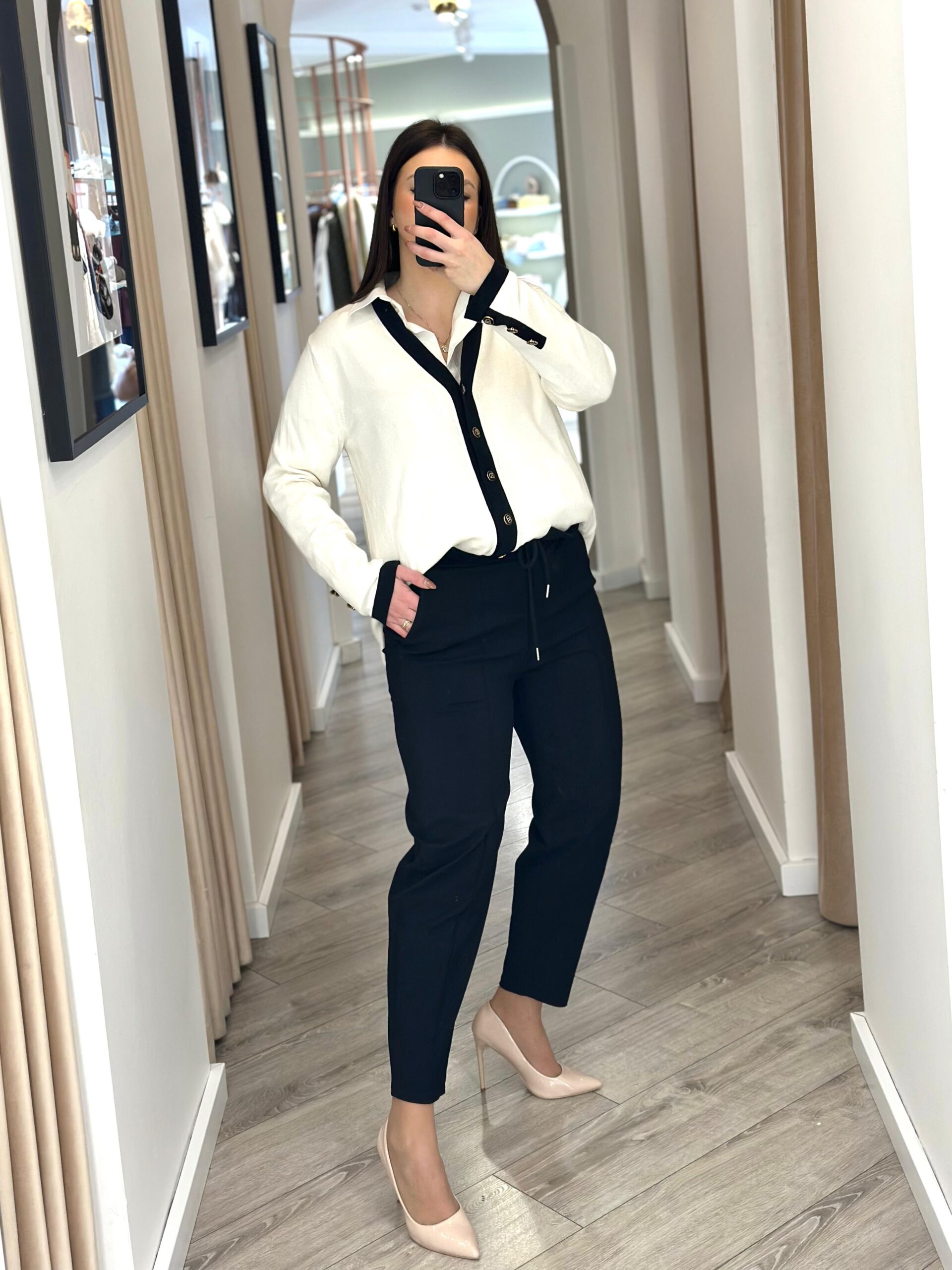 WhatsApp Image 2026-01-27 at 14.51.05 CALÇA PRETA COM CINTURA ELÁSTICA E CORDÃO PONTO CHIC - Image 1