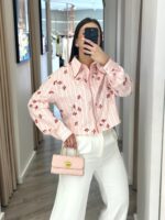 CAMISA RISCAS ROSA COM APLICAÇÕES EM LANTEJOULAS PONTO CHIC - Image 3