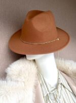 CHAPÉU CAMEL COM CORRENTE DOURADA RINASCIMENTO - Image 2