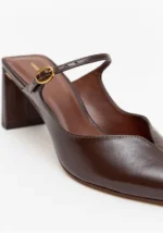 SAPATO CASTANHO EM PELE COM TIRA E SALTO MÉDIO LANÇA PERFUME - Image 3