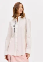 CAMISA BRANCA COM LOGÓTIPO BORDADO LANÇA PERFUME