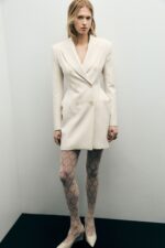 VESTIDO BLAZER BEGE TRESPASSE IMPERIAL - Image 2