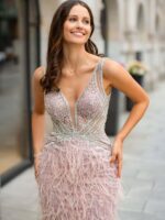 VESTIDO CURTO ROSA SECO BORDADO COM PLUMAS E MANGAS EM TULE PONTO CHIC - Image 6
