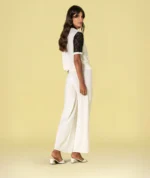 POLO MALHA BEGE COM GOLA CONTRASTANTE E MANGA EM RENDA RUGA - Image 2