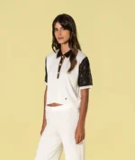 POLO MALHA BEGE COM GOLA CONTRASTANTE E MANGA EM RENDA RUGA