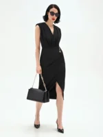 VESTIDO PRETO COM DECOTE PROFUNDO E DETALHE DOURADO RINASCIMENTO