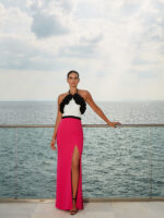 VESTIDO COMPRIDO BICOLOR COM APLICAÇÕES FLORAIS PONTO CHIC