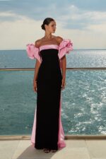 VESTIDO LONGO PRETO COM CAPA ROSA PONTO CHIC