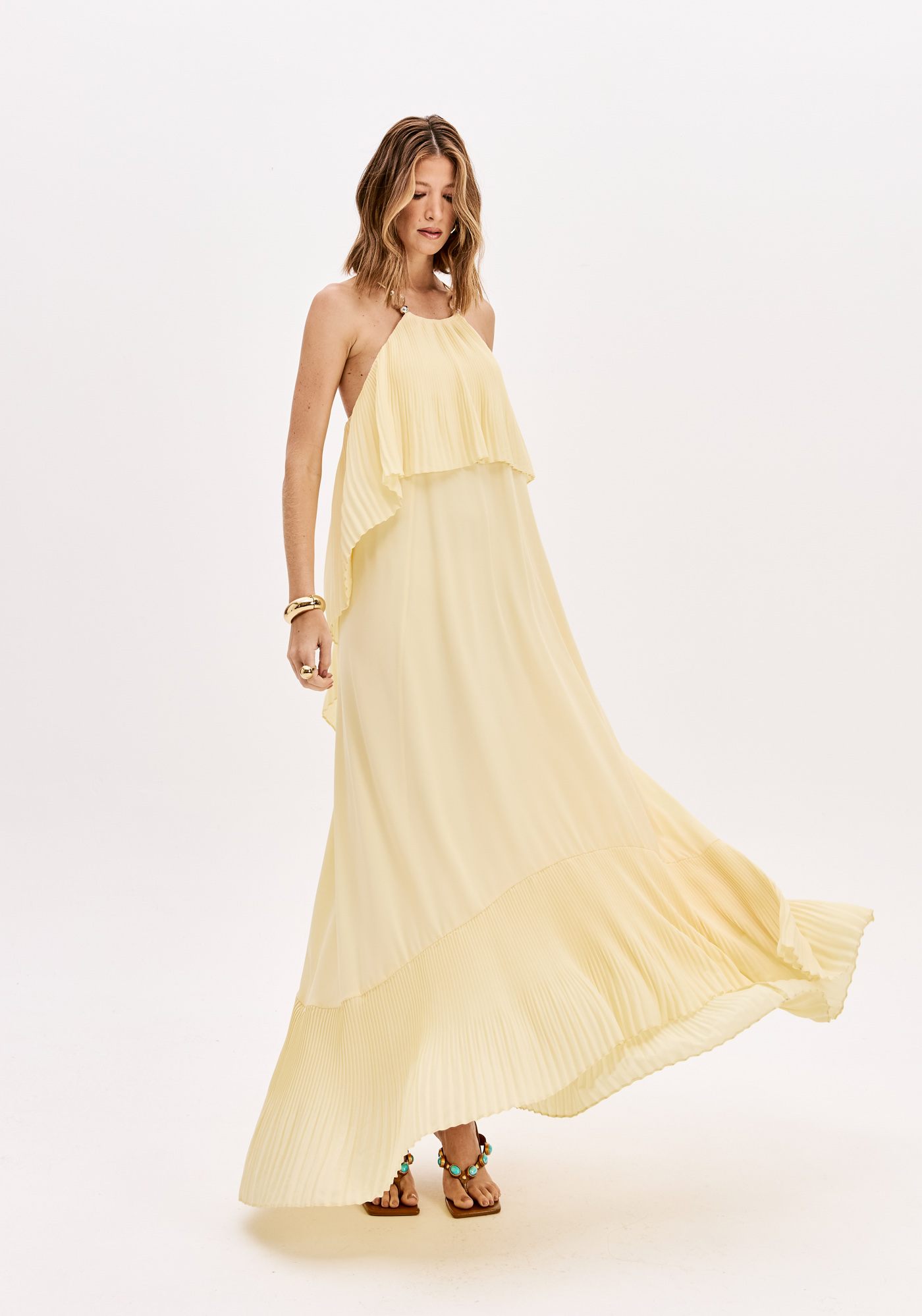 502VE011983_2 VESTIDO LONGO AMARELO PLISSADO COM APLICAÇÃO NAS ALÇAS LANÇA PERFUME - Image 1