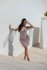 VESTIDO CURTO ROSA SECO BORDADO COM PLUMAS E MANGAS EM TULE PONTO CHIC