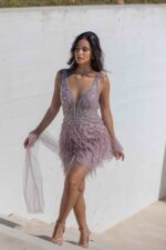 VESTIDO CURTO ROSA SECO BORDADO COM PLUMAS E MANGAS EM TULE PONTO CHIC - Image 2