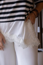 T SHIRT ÀS RISCAS PRETA E BRANCA COM RENDA DIXIE - Image 4