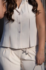 BLUSA SEM MANGAS COM GOLA CLÁSSICA BEGE RINASCIMENTO - Image 4