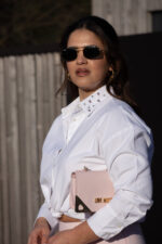 CAMISA BRANCA COM APLICAÇOES NA GOLA RINASCIMENTO