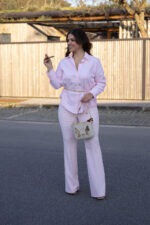 CAMISA ROSA COM APLICAÇOIES NA GOLA RINASCIMENTO