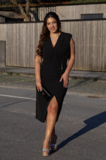 VESTIDO PRETO COM DECOTE PROFUNDO E DETALHE DOURADO RINASCIMENTO - Image 2