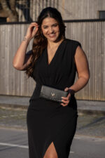 CARTEIRA PRETA COM TEXTURA E FECHO METÁLICO RINASCIMENTO