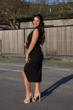 VESTIDO PRETO COM DECOTE PROFUNDO E DETALHE DOURADO RINASCIMENTO