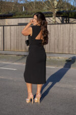 VESTIDO PRETO COM DECOTE PROFUNDO E DETALHE DOURADO RINASCIMENTO - Image 5