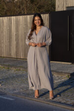 VESTIDO MIDI CINZA COM CINTO ESTRUTURADO IMPERIAL