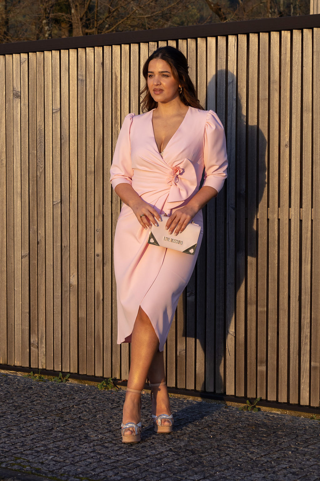 IMG_3987 VESTIDO MIDI ROSA CLARO DRAPEADO COM FLOR PONTO CHIC - Image 1