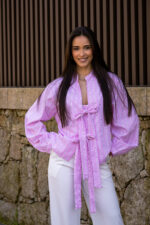 CAMISA ROSA BEBÉ ÀS RISCAS COM LAÇOS PONTO CHIC