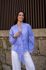 CAMISA AZUL ÀS RISCAS COM LAÇOS PONTO CHIC
