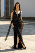 VESTIDO PRETO COM BRILHO E PENAS PONTO CHIC