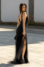 VESTIDO PRETO COM BRILHO E PENAS PONTO CHIC - Image 2