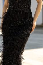 VESTIDO PRETO COM BRILHO E PENAS PONTO CHIC - Image 5