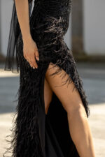 VESTIDO PRETO COM BRILHO E PENAS PONTO CHIC - Image 7