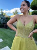 VESTIDO LONGO VERDE OLIVA COM TULE E APLICAÇÕES DE BRILHO PONTO CHIC - Image 2